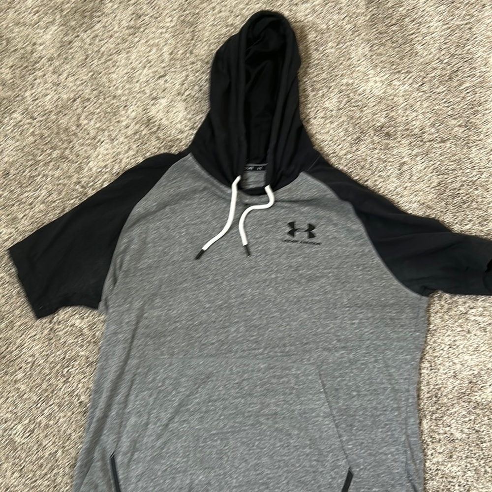Men’s short sleeved hooded Under Armour size L